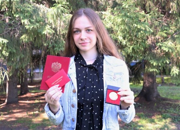 Анастасия Фурсова окончила АУОР с золотой медалью